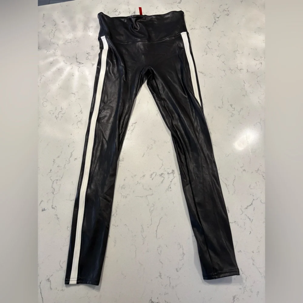 SPANX Faux Leather Side Stripe Legging Size M - Picture 2 of 8